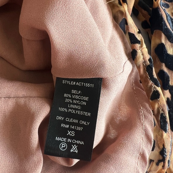 ASTR the label Iris leopard print long sleeve velvet wrap top size XS - Picture 5 of 12